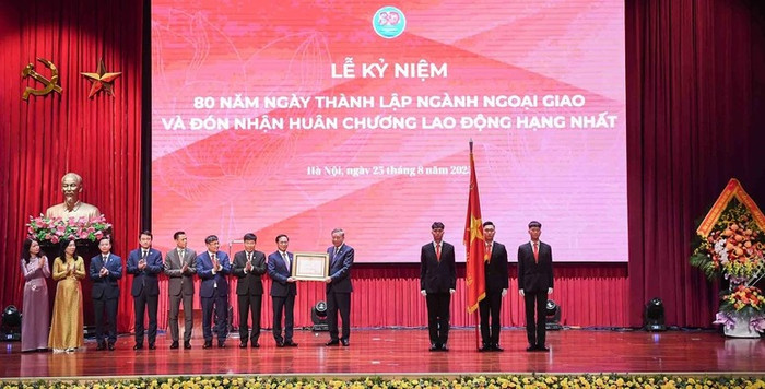 Tổng Bí thư Tô Lâm trao Huân chương Lao động hạng Nhất tặng Bộ Ngoại giao. Ảnh: VGP/Hải Minh Tổng Bí thư Tô Lâm trao Huân chương Lao động hạng Nhất tặng Bộ Ngoại giao. Ảnh: VGP/Hải Minh