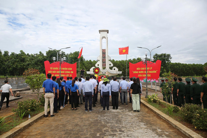 Đoàn lãnh đạo và cán bộ công nhân viên BSR dâng hương tại Nghĩa trang Liệt sĩ Vạn Tường. Đoàn lãnh đạo và cán bộ công nhân viên BSR dâng hương tại Nghĩa trang Liệt sĩ Vạn Tường.