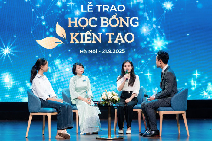 Các học sinh Học bổng kiến tạo và giáo viên gặp gỡ và chia sẻ nhiều câu chuyện ý nghĩa, nhìn lại hành trình 5 năm của chương trình. anh-4.jpg