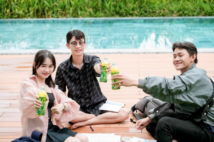 Trà Xanh Không Độ được nhiều sinh viên yêu thích và sử dụng mỗi ngày, thức uống này như một người bạn đồng hành tin cậy giúp giảm stress trong hành trình thích nghi với cuộc sống mới để trưởng thành của tân sinh viên. Trà Xanh Không Độ được nhiều sinh viên yêu thích và sử dụng mỗi ngày, thức uống này như một người bạn đồng hành tin cậy giúp giảm stress trong hành trình thích nghi với cuộc sống mới để trưởng thành của tân sinh viên.