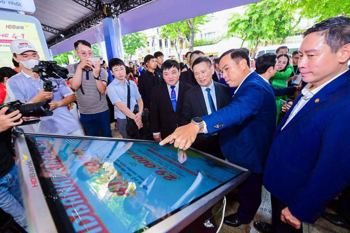 Phó Thủ tướng Chính phủ Hồ Đức Phớc cùng đoàn đại biểu cấp cao thăm không gian giới thiệu các giải pháp tài chính số của HDBank tại sự kiện. Phó Thủ tướng Chính phủ Hồ Đức Phớc cùng đoàn đại biểu cấp cao thăm không gian giới thiệu các giải pháp tài chính số của HDBank tại sự kiện.