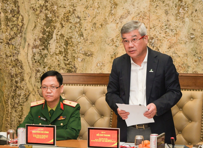 Đồng chí Đỗ Chí Thanh - Phó Tổng Giám đốc, Chỉ huy trưởng Ban Chỉ huy Quân sự Petrovietnam báo cáo kết quả thực hiện công tác quốc phòng, quân sự tại Tập đoàn.
