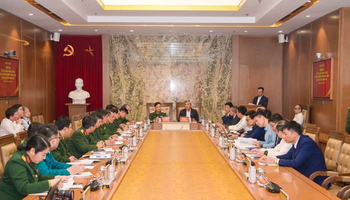 Các đại biểu tham dự buổi kiểm tra.