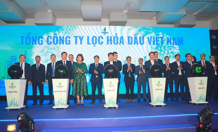 Ban lãnh đạo Petrovietnam, BSR thực hiện nghi thức chuyển đổi BSR trở thành Tổng Công ty Lọc hóa dầu Việt Nam.