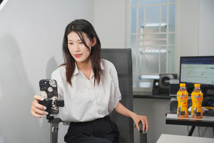 Với các thành phần bổ sung năng lượng, giúp tỉnh táo tức thì, nước tăng lực Number 1 là bạn đồng hành quen thuộc của người trẻ, cùng họ vượt qua thử thách trong công việc, cuộc sống để trở thành phiên bản tốt nhất của chính mình. 3.jpg