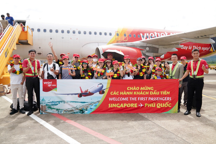 Đại diện Vietjet chào mừng những hành khách đầu tiên trên chuyến bay từ Singapore đến với Đảo ngọc Phú Quốc. a1-5980.jpg