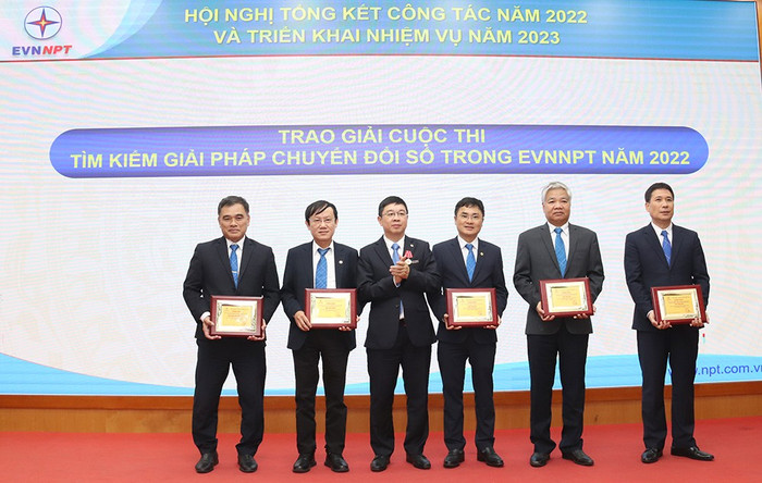 Tổng giám đốc EVNNPT Phạm Lê Phú trao khen thưởng cho các đơn vị có thành tích xuất sắc tham gia cuộc thi tìm kiếm giải pháp chuyển đổi số trong EVNNPT năm 2022. Tổng giám đốc EVNNPT Phạm Lê Phú trao khen thưởng cho các đơn vị có thành tích xuất sắc tham gia cuộc thi tìm kiếm giải pháp chuyển đổi số trong EVNNPT năm 2022.