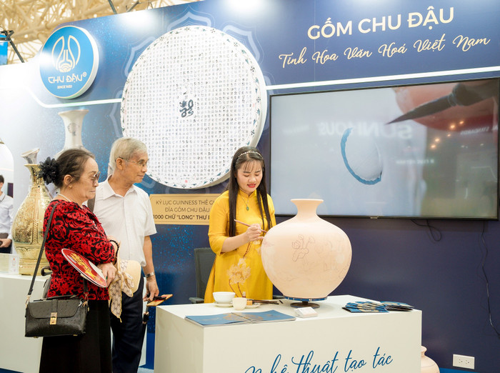 Màn biểu diễn nghệ thuật vẽ gốm của nghệ nhân Chu Đậu hút khách theo dõi. 05-man-bieu-dien-nghe-thuat-ve-gom-cua-nghe-nhan-chu-dau-hut-khach-theo-doi.jpg