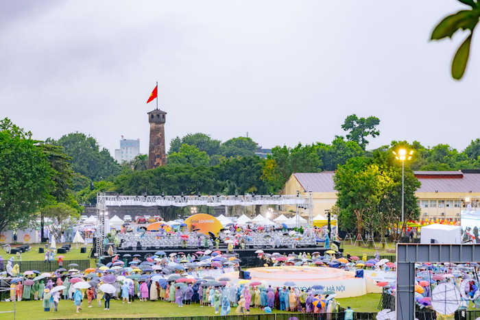 Từ 4h30, Hoàng Thành Thăng Long bừng lên trong sắc màu của âm nhạc và ánh sáng. Với quy mô khán giả gấp ba mùa trước, 5AM Eye-Conic Hà Nội trở thành điểm hẹn của 5.000 người yêu âm nhạc, đam mê văn hóa và mang trong mình tình yêu dành cho Thủ đô Hà Nội. anh-1.jpg