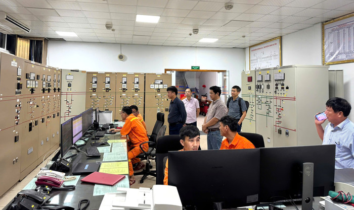 Phó Tổng giám đốc EVNNPT Lưu Việt Tiến cùng lãnh đạo PTC1 trực chỉ huy ứng phó bão số 10 tại Trạm biến áp 500kV Hà Tĩnh. Phó Tổng giám đốc EVNNPT Lưu Việt Tiến cùng lãnh đạo PTC1 trực chỉ huy ứng phó bão số 10 tại Trạm biến áp 500kV Hà Tĩnh.