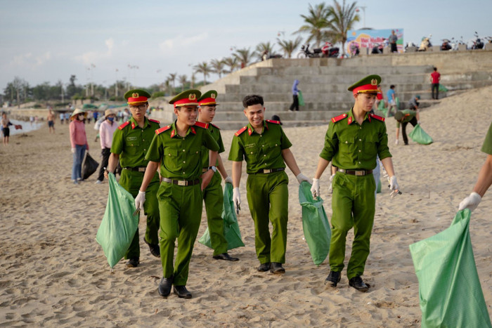 Chiến dịch “Cùng hành động vì biển xanh” nhận được sự hỗ trợ tích cực của chính quyền địa phương và các tổ chức tại nhiều điểm cầu. anh-3-60.jpg