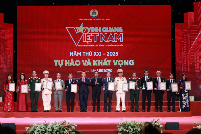 Đại diện của 13 đơn vị tập thể được vinh danh tại chương trình Vinh quang Việt Nam 2025 chụp ảnh lưu niệm. dai-dien-cua-13-don-vi-tap-the-duoc-vinh-danh-tai-chuong-trinh-vinh-quang-viet-nam-2025-chup-anh-luu-niem.jpg