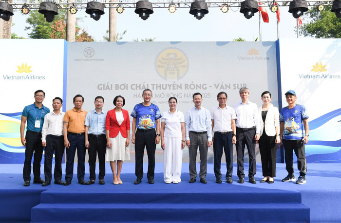 Các đại biểu và Ban tổ chức Giải Bơi chải Thuyền rồng - Ván SUP Hà Nội mở rộng năm 2025 cùng chụp ảnh lưu niệm tại lễ khai mạc. 1-cac-dai-bieu-va-ban-to-chuc-giai-boi-chai-thuyen-rong-van-sup-ha-noi-mo-rong-nam-2025-chup-anh-luu-niem-tai-le-khai-mac.jpg
