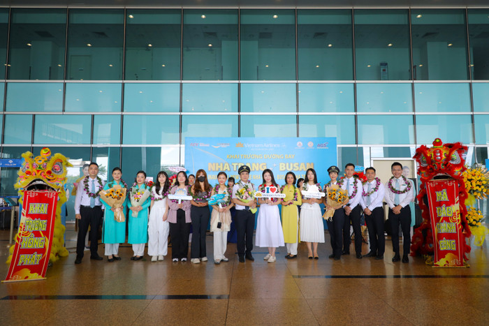 Hành khách và tổ bay chuyến bay đầu tiên từ Busan đến Nha Trang chụp ảnh lưu niệm tại lễ khai trương đường bay. hanh-khach-va-to-bay-chuyen-bay-dau-tien-tu-busan-den-nha-trang-chup-anh-luu-niem-tai-le-khai-truong-duong-bay.jpg