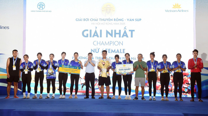 64-ban-to-chuc-trao-huy-chuong-va-phan-thuong-cho-cac-doi-dat-thanh-tich-cao-o-cac-noi-dung-dua-thuyen-rong.jpg