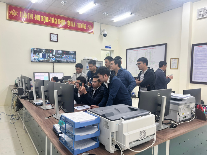 Phối hợp với các đơn vị liên quan đóng điện (ảnh Ngô Phong)