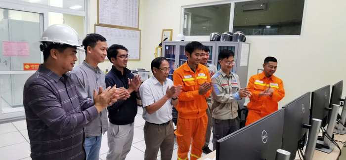 Các đơn vị liên quan chứng kiến thời khắc đóng điện máy biến áp thứ 2 TBA 220kV Nam Cấm. (ảnh: Lưu Minh Hiếu)