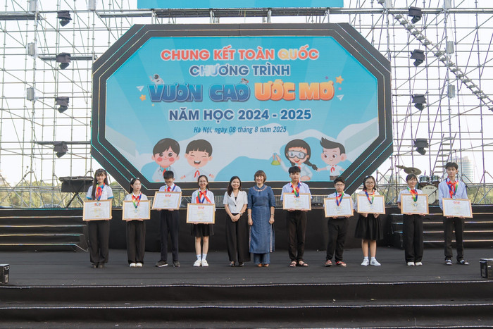 Bà Nguyễn Thị Mai Hữu - Trưởng Ban Đề án Ngoại ngữ Quốc gia và Bà Tô Thị Lan Anh - Đại diện Công ty CP VTC Truyền thông Trực tuyến trao giải cho học sinh tại chung kết "Vươn cao ước mơ". vtc2.jpg