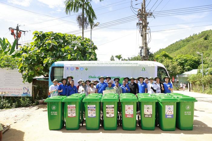 Nhóm sinh viên tình nguyện của Đoàn Thanh niên Trường Đại học Sư phạm Kỹ thuật Đà Nẵng trao tặng các thùng rác và hướng dẫn phân loại rác sinh hoạt cho người dân tại thôn A Rớch, xã Sông Kôn, Đà Nẵng. 2.jpg