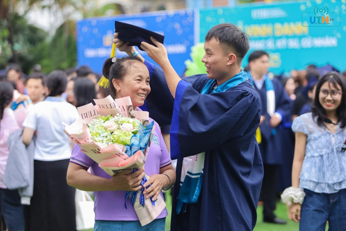 Niềm vui của tân thạc sĩ, kỹ sư, cử nhân và quý phụ huynh. Niềm vui của tân thạc sĩ, kỹ sư, cử nhân và quý phụ huynh.