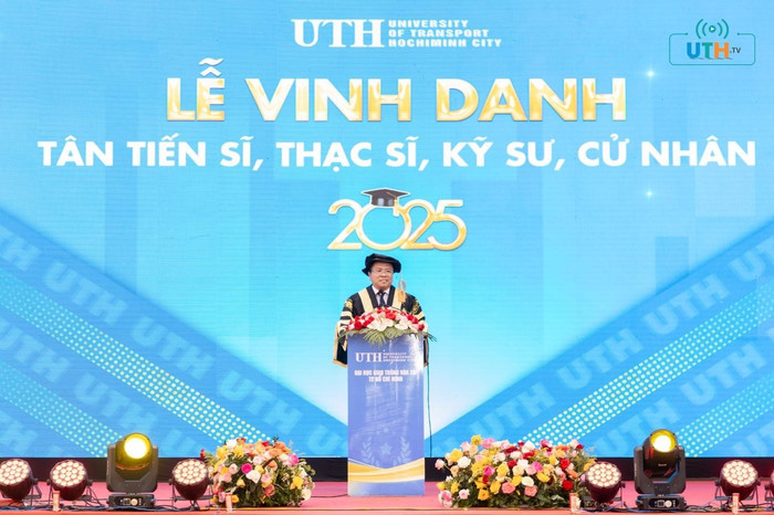 Phó Giáo sư, Tiến sĩ Nguyễn Xuân Phương – Hiệu trưởng Nhà trường tuyên bố từ nay, các tân tiến sĩ, thạc sĩ, kỹ sư, cử nhân sẽ là hiền tài nguyên khí của quốc gia. Phó Giáo sư, Tiến sĩ Nguyễn Xuân Phương – Hiệu trưởng Nhà trường tuyên bố từ nay, các tân tiến sĩ, thạc sĩ, kỹ sư, cử nhân sẽ là hiền tài nguyên khí của quốc gia.