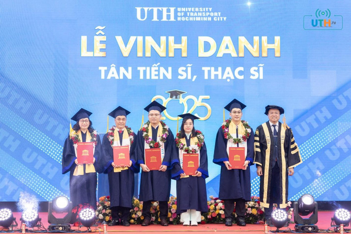 Vinh danh các tân tiến sĩ. Vinh danh các tân tiến sĩ.