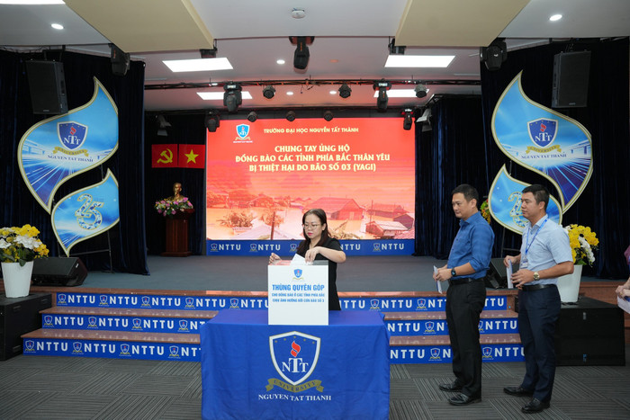 truong-dh-nguyen-tat-thanh-to-chuc-le-phat-dong-quyen-gop-ung-ho-dong-bao-cac-tinh-phia-bac-chiu-thiet-hai-do-bao-so-3-yagi-2.jpg