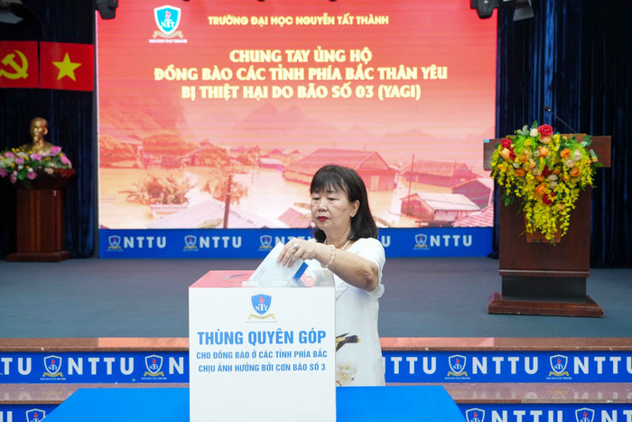 truong-dh-nguyen-tat-thanh-to-chuc-le-phat-dong-quyen-gop-ung-ho-dong-bao-cac-tinh-phia-bac-chiu-thiet-hai-do-bao-so-3-yagi-1.jpg