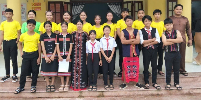 Bạn Kim Tuyến (hàng đầu, đứng thứ hai tính từ trái sang). coor.jpg