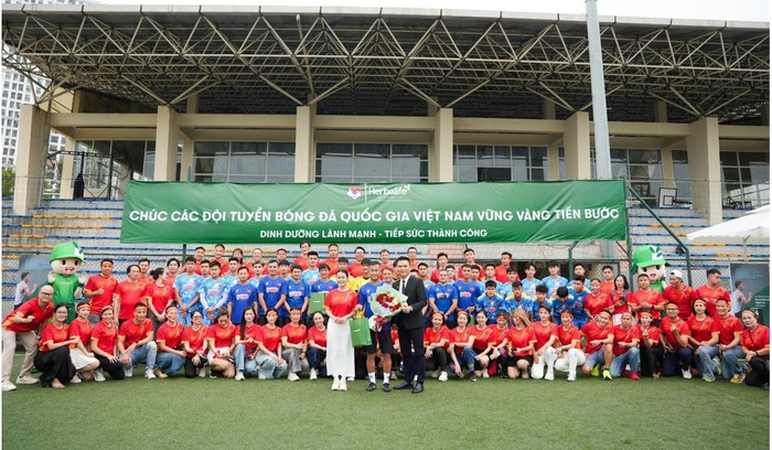 Đại diện Herbalife Việt Nam gặp gỡ và tặng hoa cho Đội tuyển Việt Nam chuẩn bị cho mùa giải 2026 thành công.