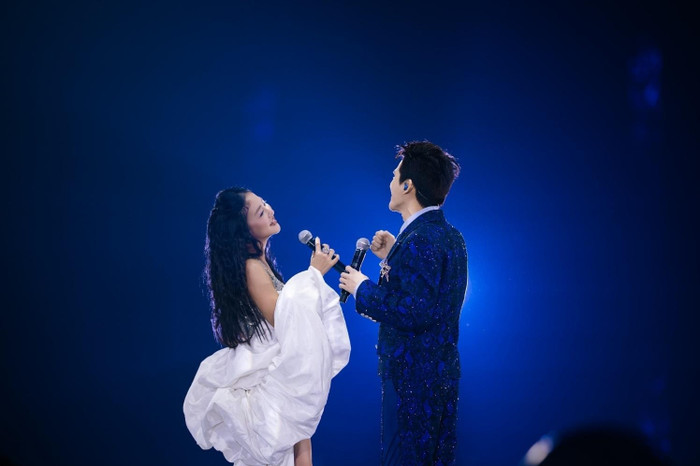 Màn song ca “Vùng trời bình yên” của Quốc Thiên và Văn Mai Hương.