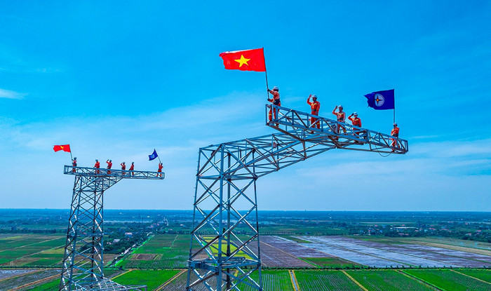 Cán bộ công nhân viên EVNNPT vui mừng sau khi hoàn thành dựng cột Dự án đường dây 500kV mạch 3, tháng 6/2024. Cán bộ công nhân viên EVNNPT vui mừng sau khi hoàn thành dựng cột Dự án đường dây 500kV mạch 3, tháng 6/2024.