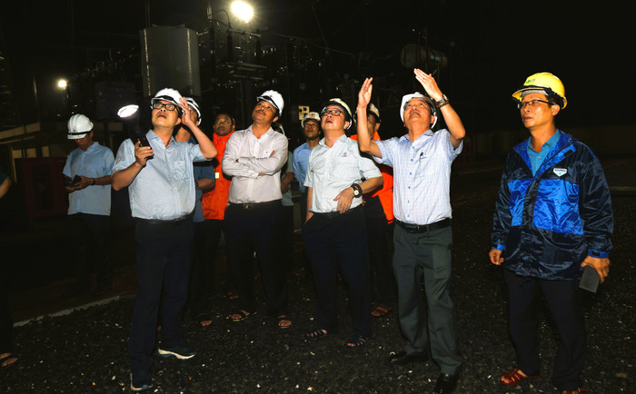 Ngay sau khi bão đi qua, khi đủ điều kiện an toàn, lãnh đạo EVNNPT cùng lãnh đạo PTC2 kiểm tra thiết bị bị ảnh hưởng bởi bão số 10 tại Trạm biến áp 500kV Quảng Trạch. Ngay sau khi bão đi qua, khi đủ điều kiện an toàn, lãnh đạo EVNNPT cùng lãnh đạo PTC2 kiểm tra thiết bị bị ảnh hưởng bởi bão số 10 tại Trạm biến áp 500kV Quảng Trạch.