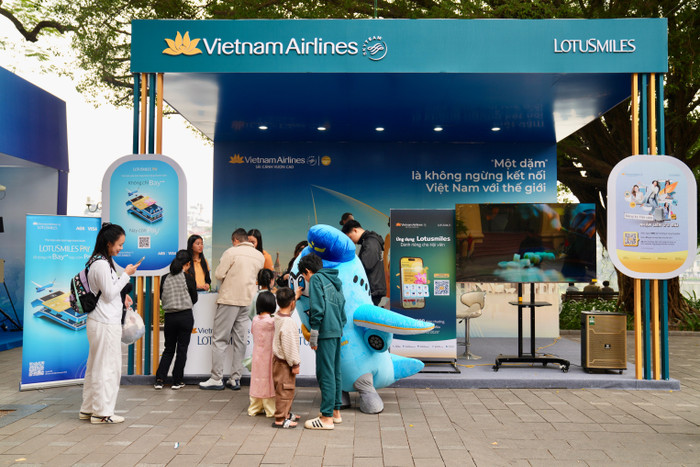 6-su-hien-dien-cua-vietnam-airlines-tai-vietnam-happy-fest-2025-da-gop-phan-lam-noi-bat-hinh-anh-hang-hang-khong-quoc-gia-viet-nam-than-thien-hien-dai-va-gan-ket-cong-dong.jpg