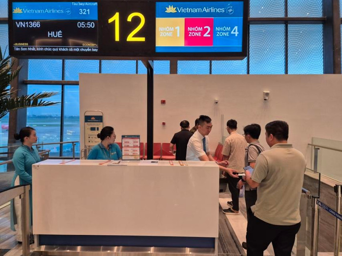 Vietnam Airlines hỗ trợ ekip các bác sĩ thực hiện thủ tục nhanh chóng. 2-vietnam-airlines-ho-tro-ekip-cac-bac-si-thuc-hien-thu-tuc-nhanh-chong.jpg
