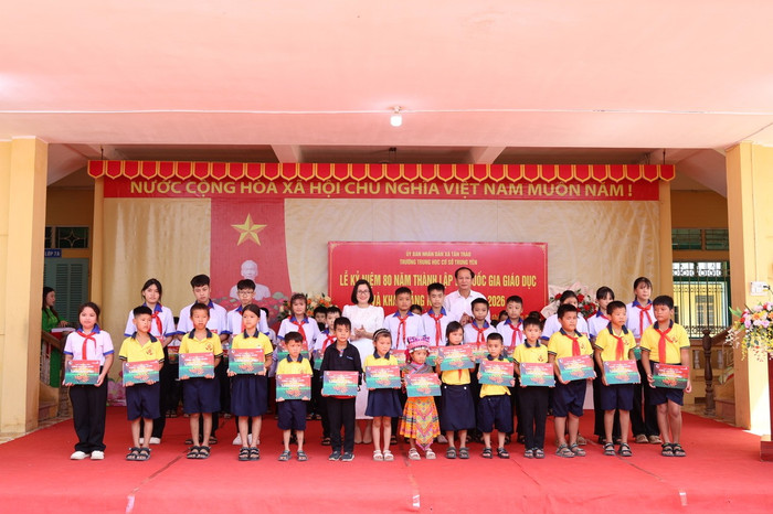Bà Lê Thị Thu Hà, Phó Chủ tịch Thường trực Công đoàn Vietcombank và ông Giang Tuấn Anh, Bí thư Đảng ủy - Chủ tịch Hội đồng nhân dân xã Tân Trào trao học bổng cho các em học sinh Trường Tiểu học Kim Quan và Trường Trung học cơ sở Tân Trào. anh-3-11.jpg