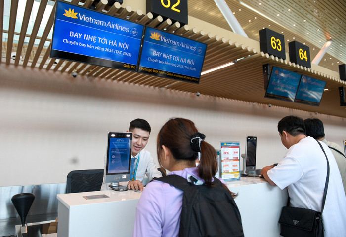 Gần 80% hàng khách trên chuyến “Bay nhẹ tới Hà Nội” thực hiện check-in online và sinh trắc học toàn trình khi làm thủ tục bay. gan-80-hang-khach-tren-chuyen-bay-nhe-toi-ha-noi-thuc-hien-check-in-online-va-sinh-trac-hoc-toan-trinh-khi-lam-thu-tuc-bay.jpg