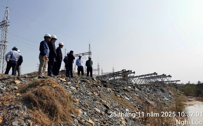 Đoàn công tác của EVNNPT kiểm tra tiến độ thi công Máy biến áp thứ 2 AT1, tại TBA 220kV Nam Cấm. (ảnh: Lưu Minh Hiếu)