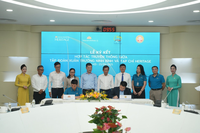 Chứng kiến lễ ký kết có Phó Tổng giám đốc Vietnam Airlines Đặng Anh Tuấn, Giám đốc Sở Du lịch Ninh Bình Bùi Văn Mạnh và lãnh đạo các cơ quan đơn vị của hai bên. vna2.jpg