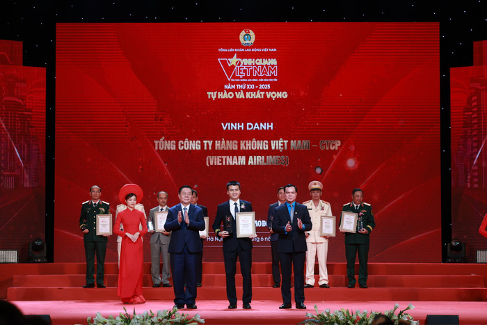 Ông Tô Ngọc Giang - Phó Tổng Giám đốc Vietnam Airlines nhận Kỷ niệm chương vinh danh tại chương trình Vinh quang Việt Nam. ong-to-ngoc-giang-pho-tong-giam-doc-vietnam-airlines-nhan-ky-niem-chuong-vinh-danh-tai-chuong-trinh-vinh-quang-viet-nam.jpg