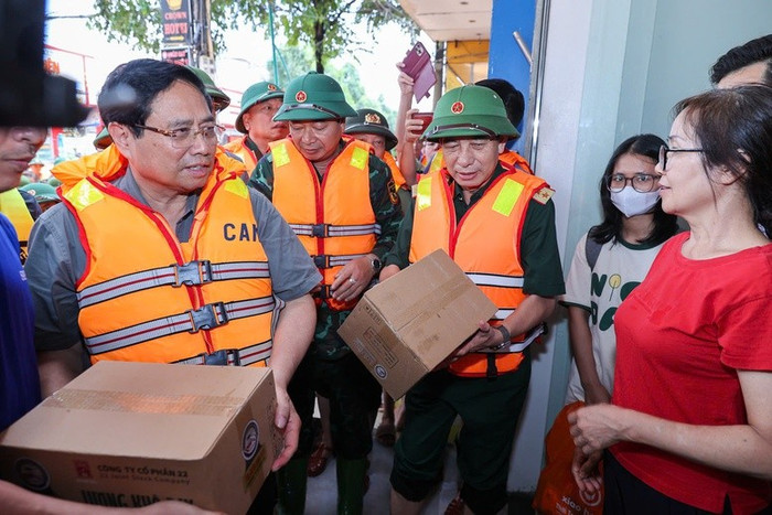 Thủ tướng thăm hỏi, động viên người dân vùng thiên tai và các lực lượng đang làm nhiệm vụ. Ảnh: VGP/Nhật Bắc Thủ tướng thăm hỏi, động viên người dân vùng thiên tai và các lực lượng đang làm nhiệm vụ. Ảnh: VGP/Nhật Bắc