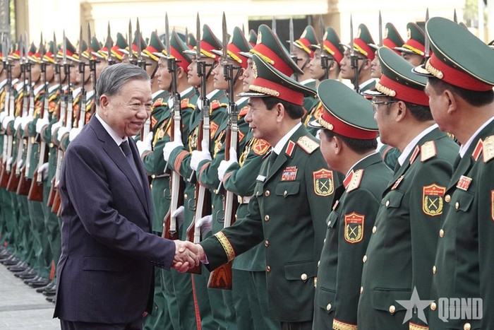 Tổng Bí thư Tô Lâm nêu rõ, để hoàn thành xuất sắc nhiệm vụ trong tình hình mới, đòi hỏi Đảng bộ Quân đội và toàn quân phải không ngừng nâng cao năng lực lãnh đạo, sức chiến đấu, kiên định và thực hiện nghiêm nguyên tắc Đảng lãnh đạo tuyệt đối, trực tiếp về mọi mặt đối với Quân đội. Tổng Bí thư Tô Lâm nêu rõ, để hoàn thành xuất sắc nhiệm vụ trong tình hình mới, đòi hỏi Đảng bộ Quân đội và toàn quân phải không ngừng nâng cao năng lực lãnh đạo, sức chiến đấu, kiên định và thực hiện nghiêm nguyên tắc Đảng lãnh đạo tuyệt đối, trực tiếp về mọi mặt đối với Quân đội.