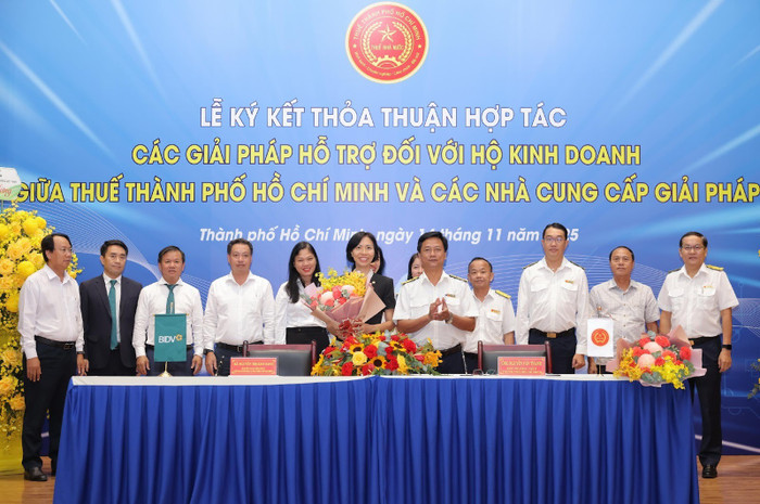 Đại diện BIDV và Thuế Thành phố Hồ Chí Minh ký kết Thỏa thuận hợp tác.