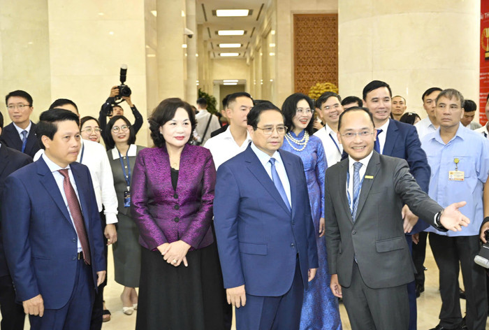 Đại diện Nam A Bank (bìa phải) giới thiệu đến Thủ tướng Chính phủ Phạm Minh Chính hệ thống công nghệ và chuyển đổi số của Nam A Bank. cds-1.jpg