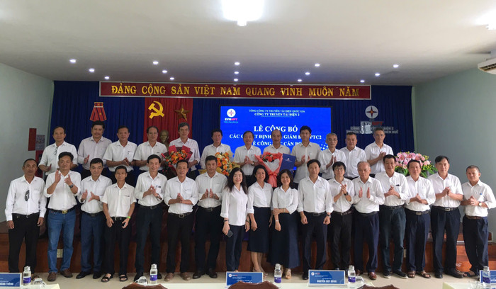 Lãnh đạo PTC2 trao quyết định và tặng hoa chúc mừng cán bộ Đội Truyền tải điện Huế được bổ nhiệm. Lãnh đạo PTC2 trao quyết định và tặng hoa chúc mừng cán bộ Đội Truyền tải điện Huế được bổ nhiệm.