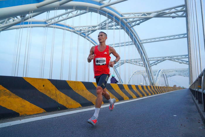 Vận động viên Phạm Tiến Sản trên hành trình chinh phục Giải Marathon Quốc tế Hà Nội Techcombank mùa thứ 4. van-dong-vien-pham-tien-san-tren-hanh-trinh-chinh-phuc-giai-marathon-quoc-te-ha-noi-techcombank-mua-thu-4-2.jpg