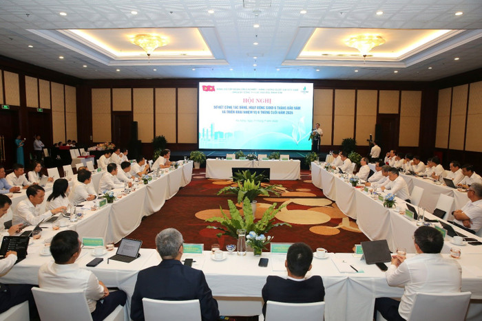 Tại Hội nghị sơ kết hoạt động sản xuất kinh doanh 6 tháng đầu năm 2025, Petrovietnam và BSR đã thảo luận các nội dung liên quan đến Nhà máy Nhiên liệu sinh học Dung Quất. picture1.jpg