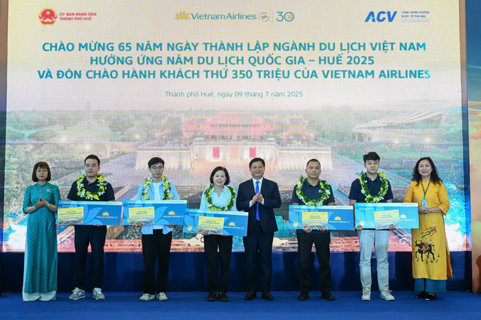 Mười hành khách may mắn thứ 349.999.995 đến 350.000.005 nhận vé khứ hồi nội địa hạng Phổ thông. 12-muoi-hanh-khach-may-man-thu-349999995-den-350000005-nhan-ve-khu-hoi-noi-dia-hang-pho-thong.jpg