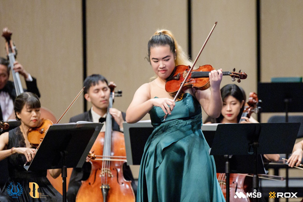 Nghệ sĩ violin Đỗ Phương Nhi trong tiết mục mở màn đêm hoà nhạc. picture3.png