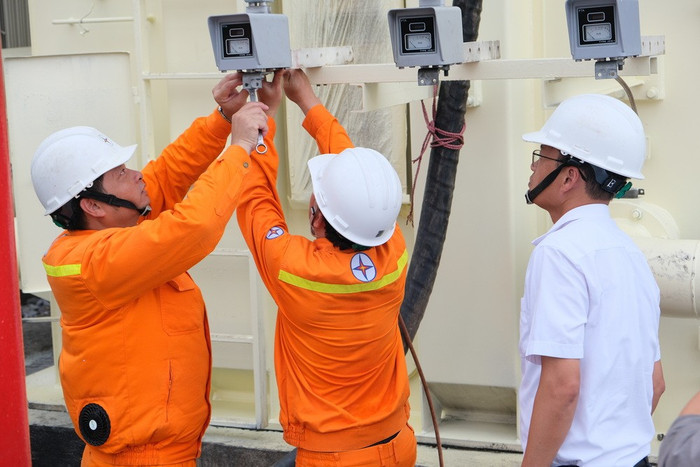 Lãnh đạo Truyền tải điện Đông Bắc 1 luôn bám sát, chỉ đạo trên công trường. Lãnh đạo Truyền tải điện Đông Bắc 1 luôn bám sát, chỉ đạo trên công trường.